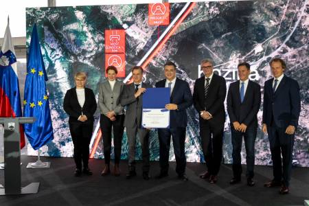 Na gradbišču drugega tira je potekala slovesnost, s katero so praznovali končanje odseka med Črnim Kalom in Koprom ter prejem 156 milijonov evrov nepovratnih evropskih sredstev.